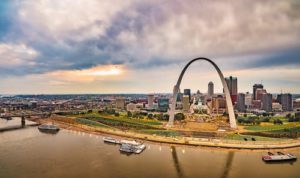 St Louis arch overlooking the Mississippi river